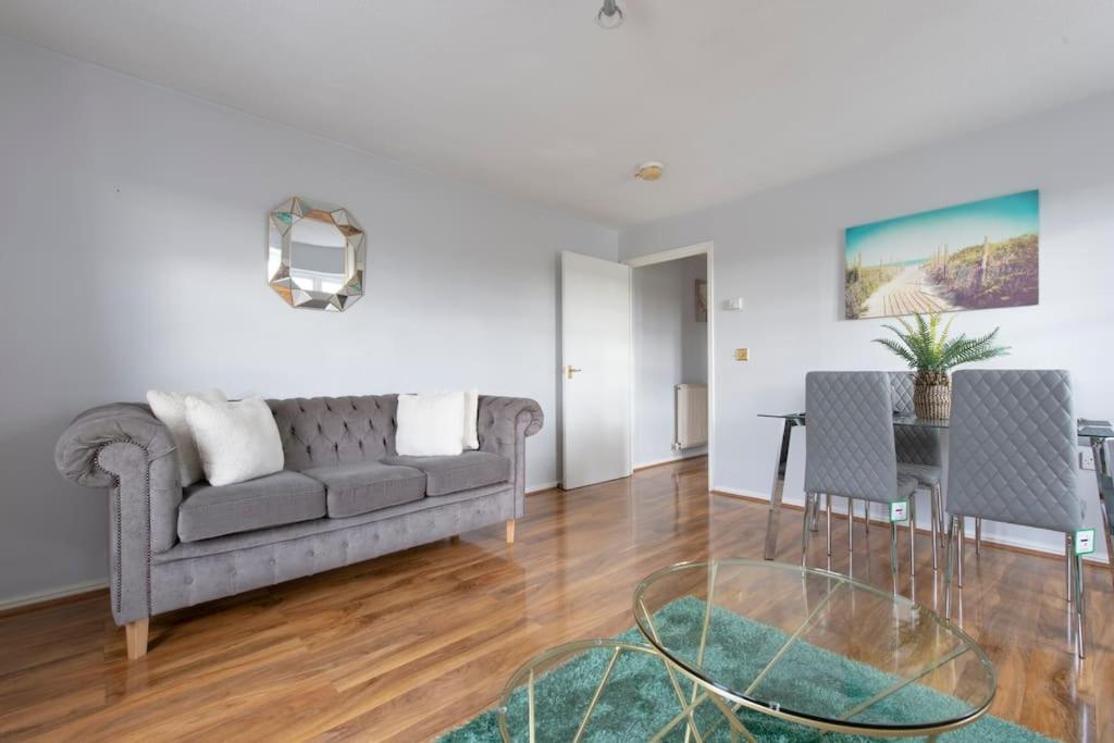 Lovely 2 Bedroom With River & View Apartment